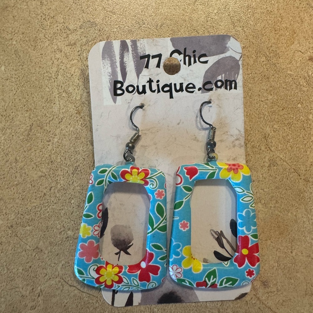 - 77 Chic Boutique Floral boutique earring’s
